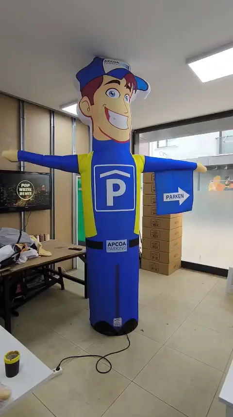 APCOA Parking — Figura de empleado con señalización
