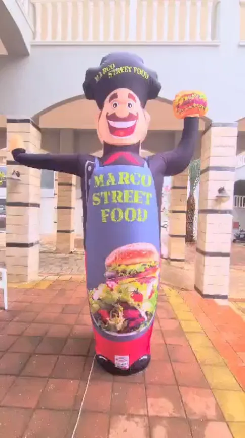 Marcu Street Food — Figura de chef con producto