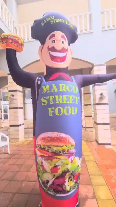 Marcu Street Food — Primer plano — Figura de chef con producto